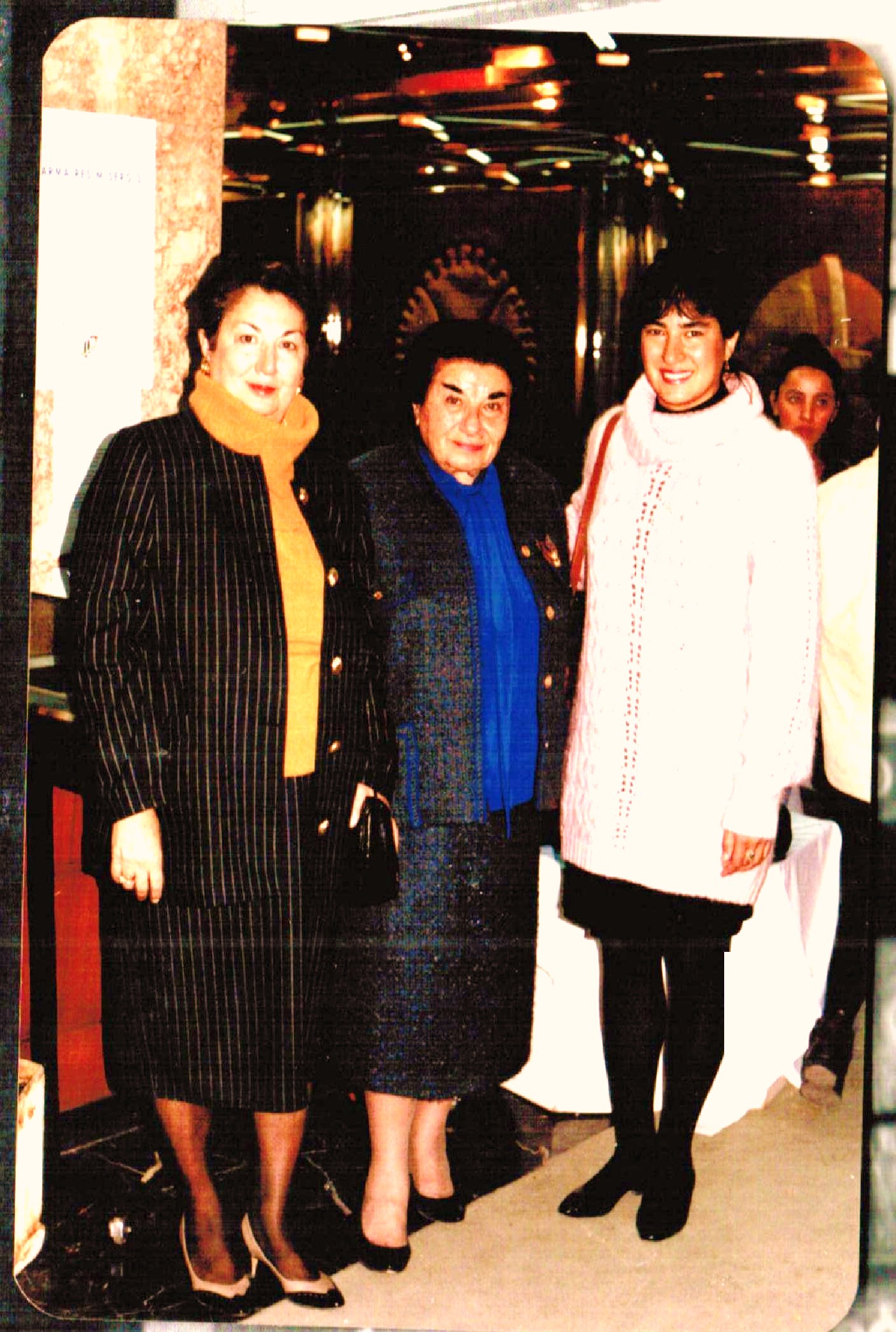 Prof. Dr. Ülker Muncuk, Sanat Eğitimcisi, Teyzes,,Prof. Dr. Ayhan Çavdar, annesi-Dr. Tomris Çavdar