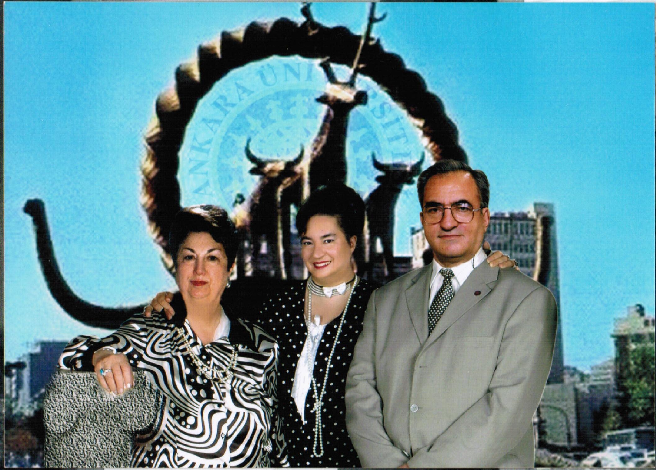 ANKARA UNIVERSITESI SBF-DOKTORA MEZUNIYET FOTOGRAFLARINDAN-Dr. Tomris Çavdar, annesi Prof. Dr. Ayhan Çavdar. babası Av. Arif Çavdar