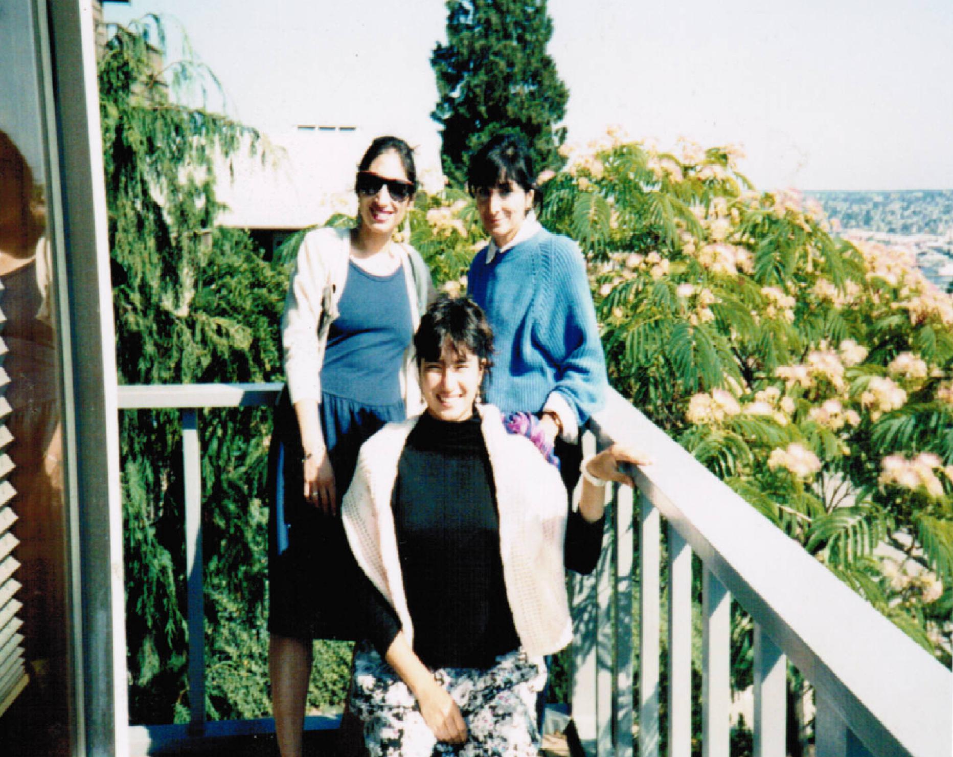 Dr. Tomris Çavdar, teyzesi Merih Erhan, kuzeni Dr. Banu Symington